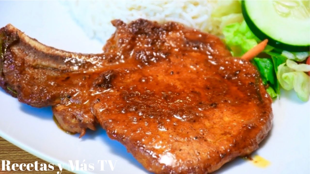 chuletas de cerdo jugosas en sartén