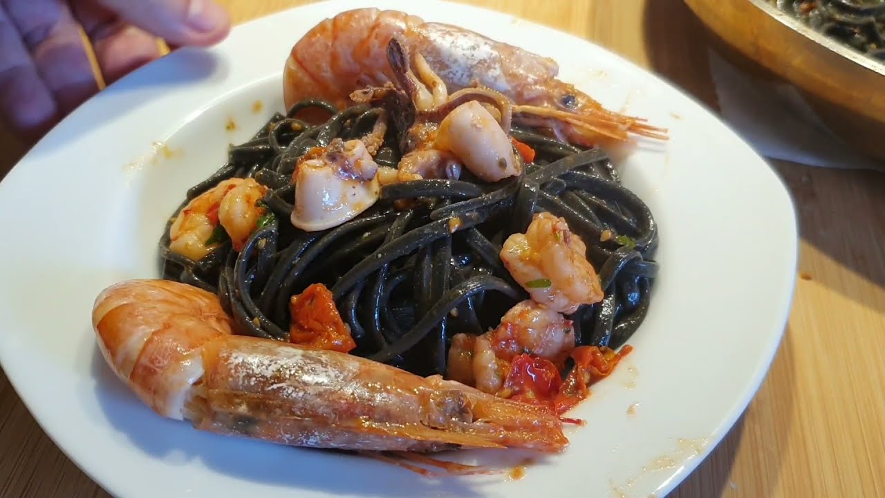 espaguetis nero di sepia con gambas y calamares