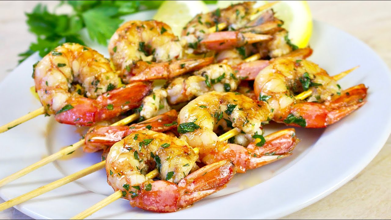 brochetas de gambones a la plancha
