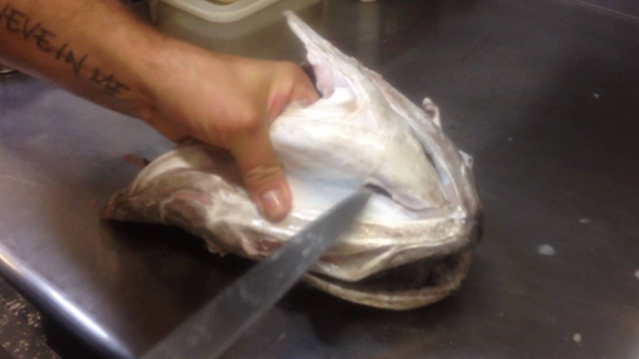 como quitar la piel a las cocochas de bacalao