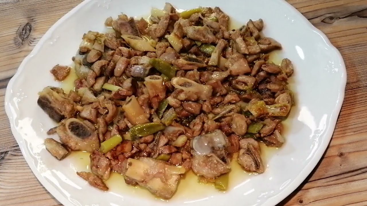 cordero frito con ajos y vino blanco