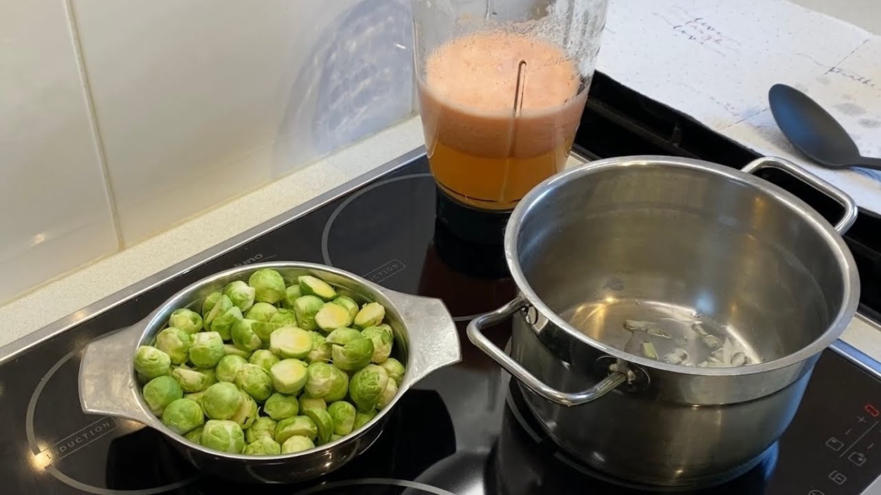 sopa de cebolla con coles de bruselas