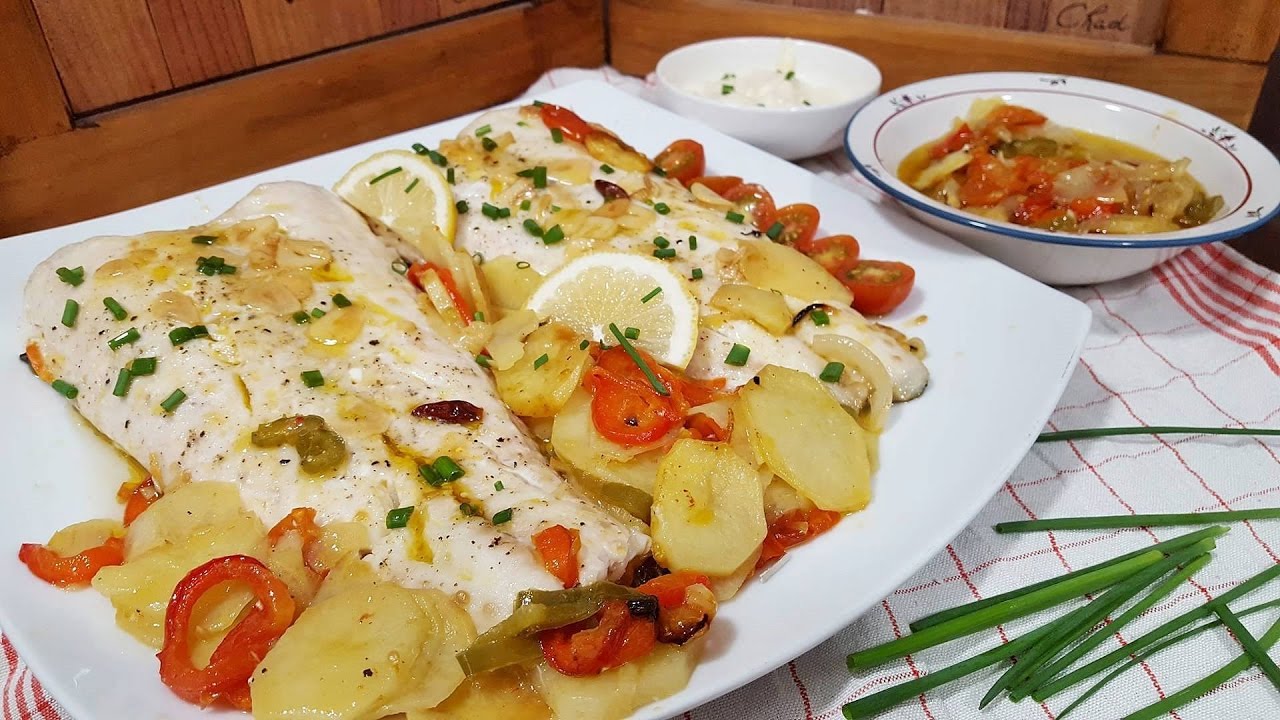 merluza al horno con patatas cebolla y tomate