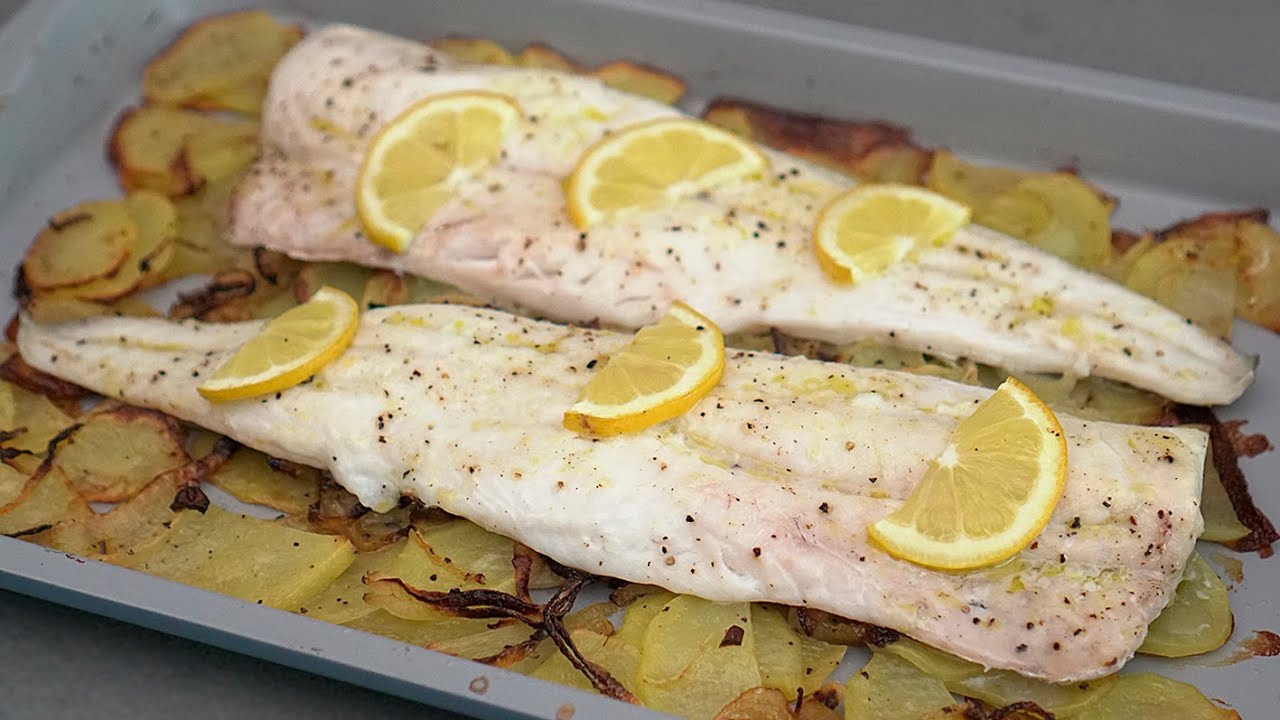 merluza al horno con patatas cebolla y vino blanco