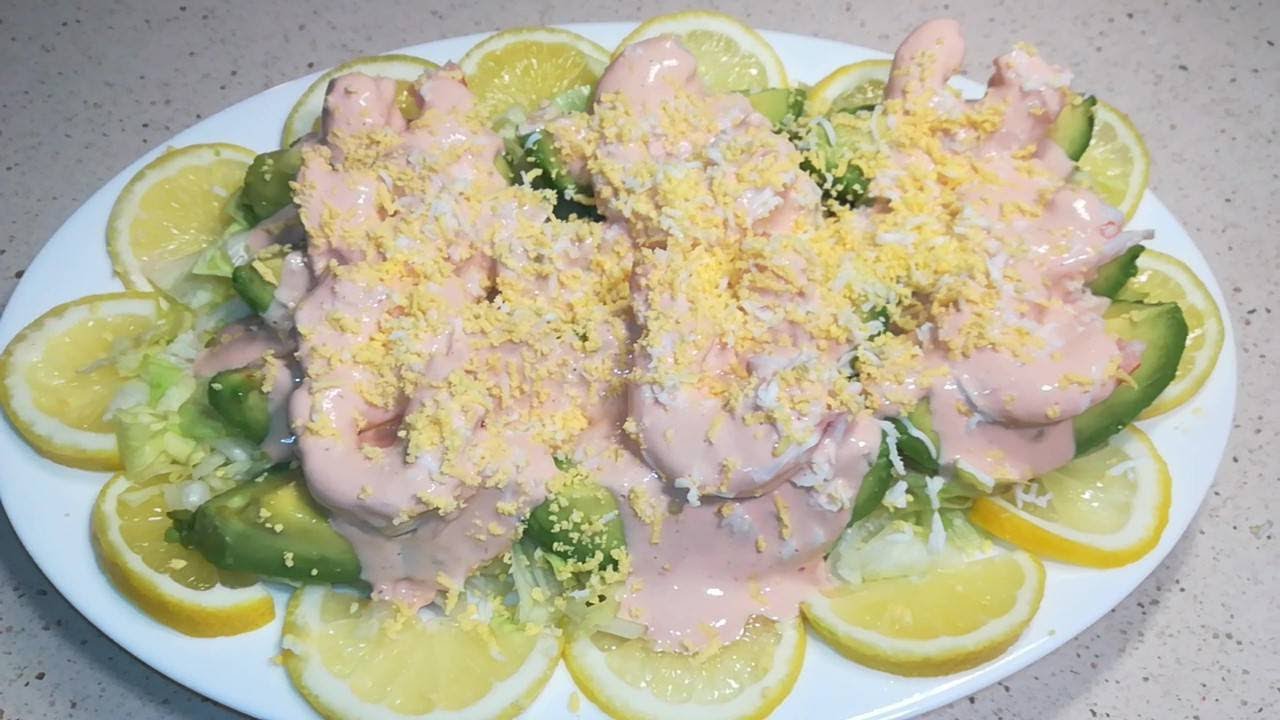 aguacate con langostinos y salsa rosa