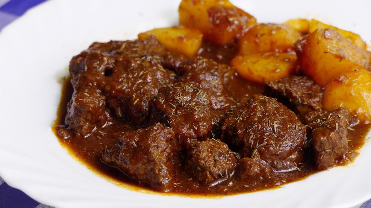 carne guisada con patatas y guisantes