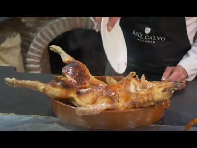 cochinillo asado en horno de leña