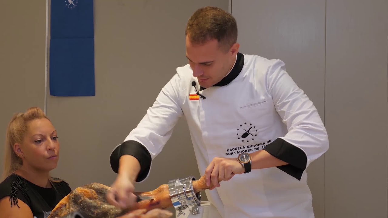 el jamon se empieza con la pezuña para arriba