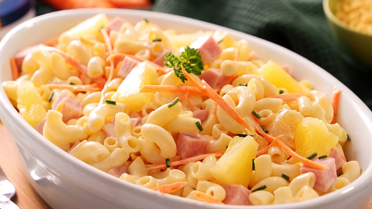 ensalada de pasta con piña y cangrejo