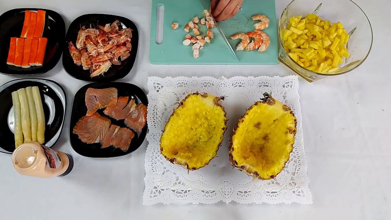 piña rellena de coctel de marisco