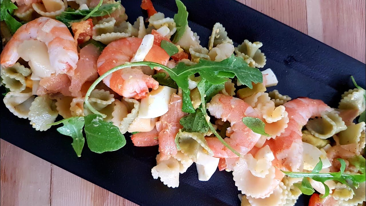 ensalada de pasta con salmón ahumado y manzana