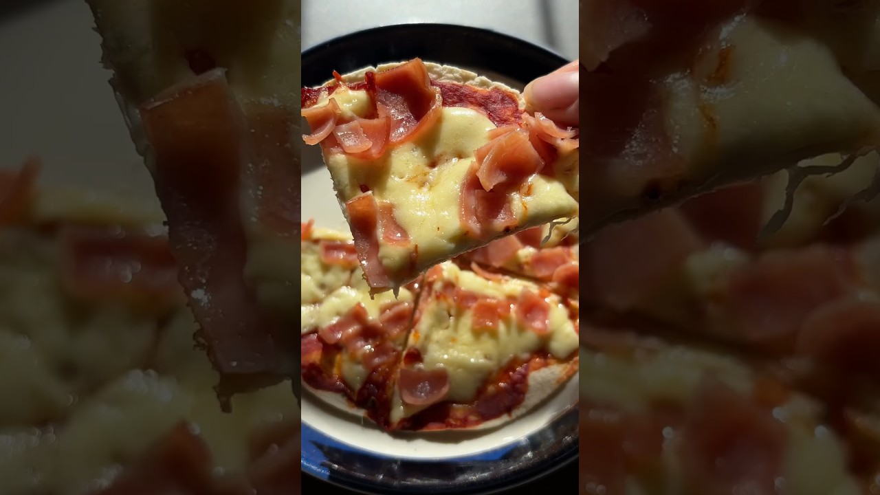 pizza con tortillas de trigo en sartén