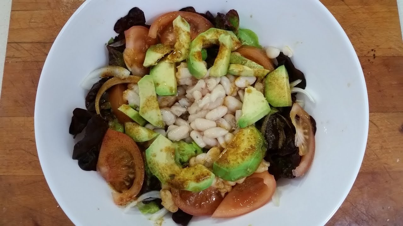 ensalada de alubias blancas con aguacate
