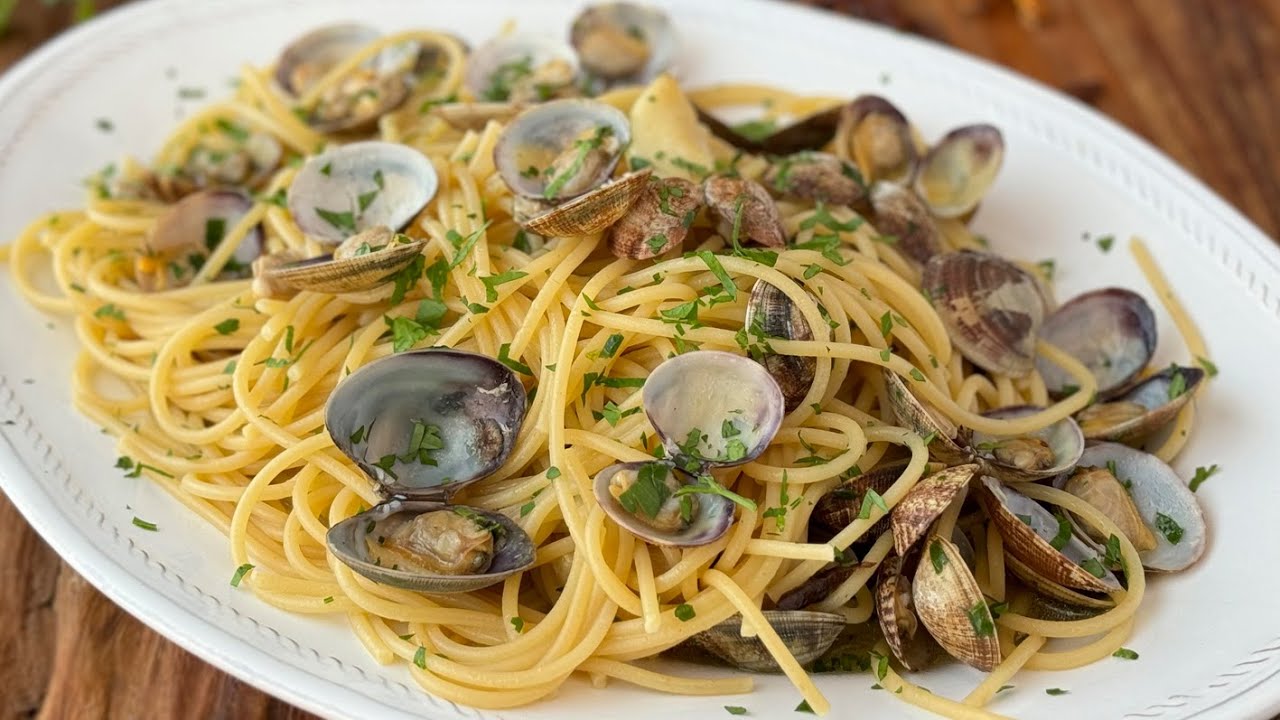 espaguetis con almejas y gambas y vino blanco