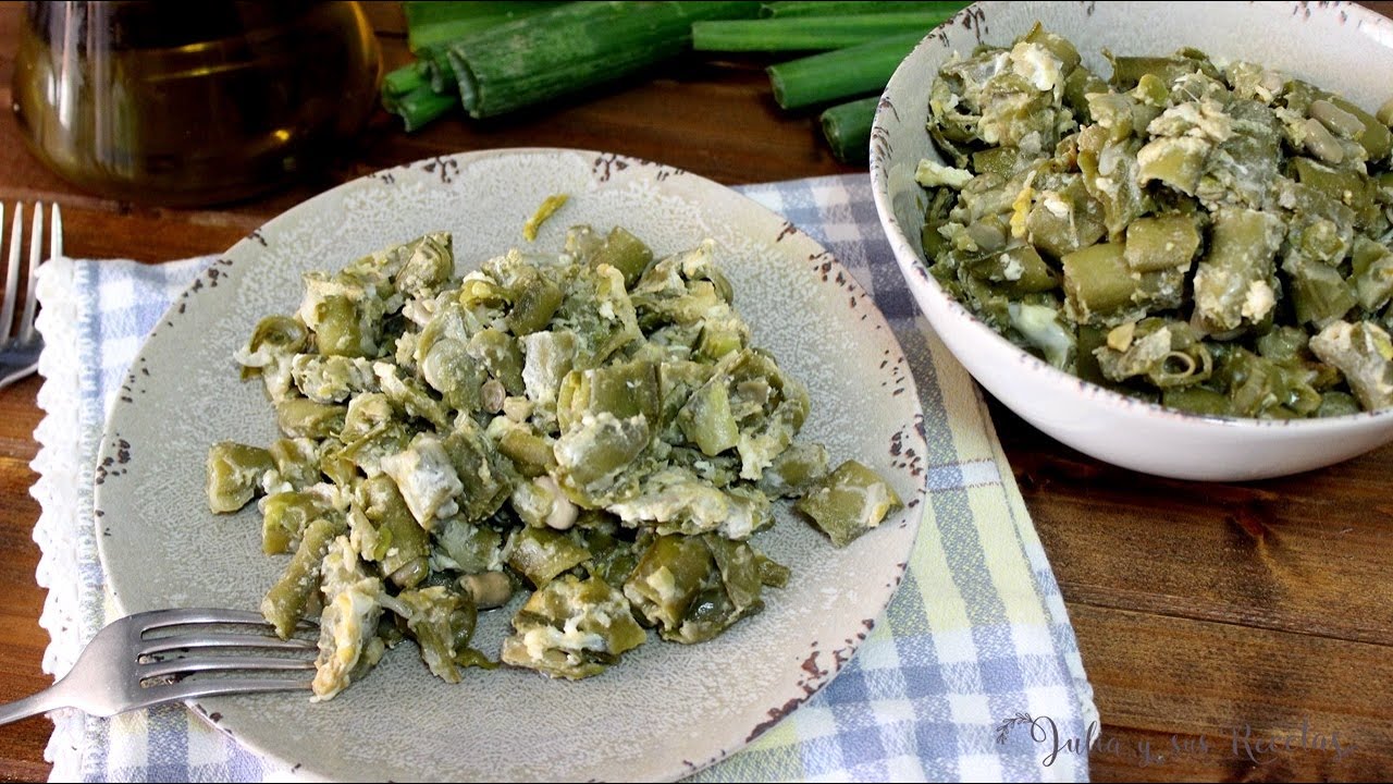 habas fritas con cebolla y huevo