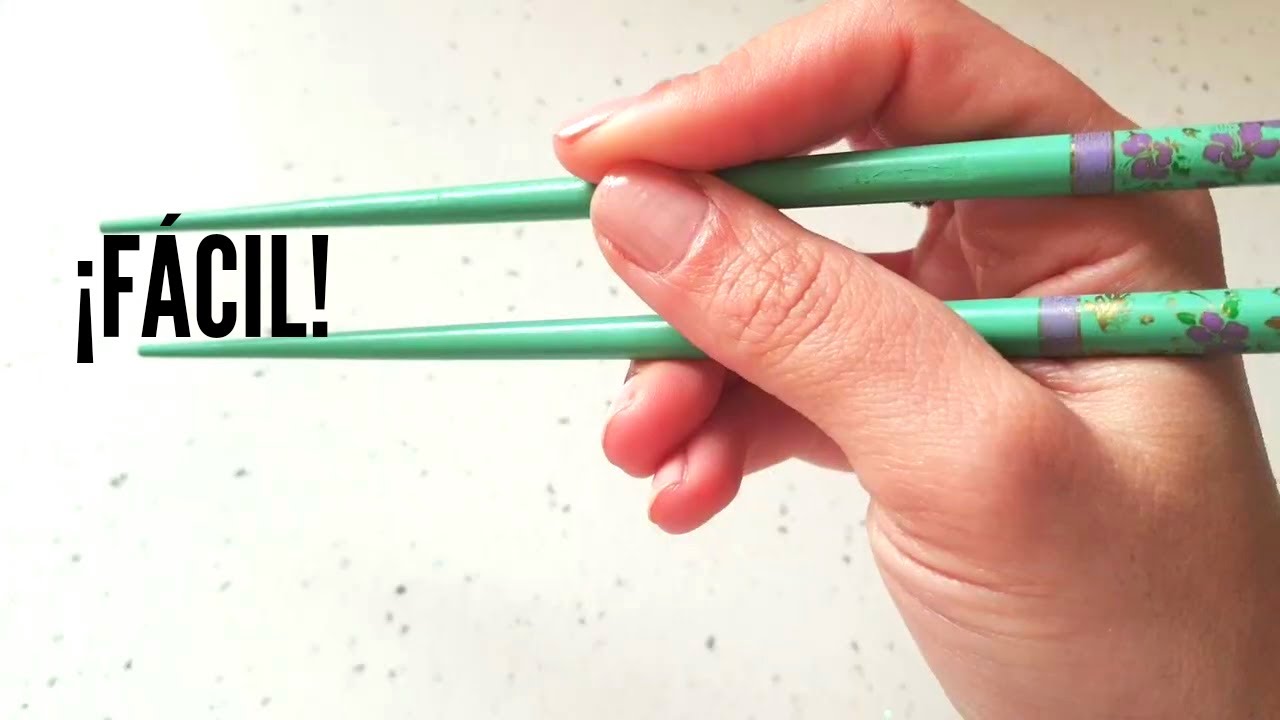 cómo se agarran los palillos chinos para comer