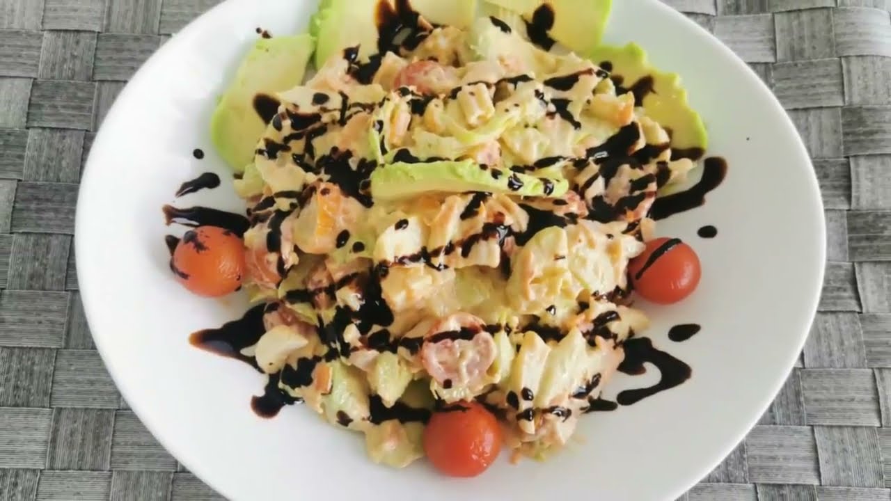 ensalada de aguacate y langostinos con salsa rosa