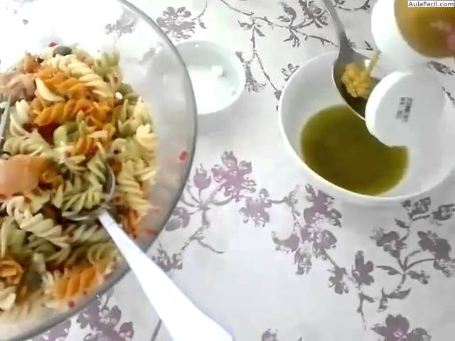ensalada de pasta con salmon y aguacate