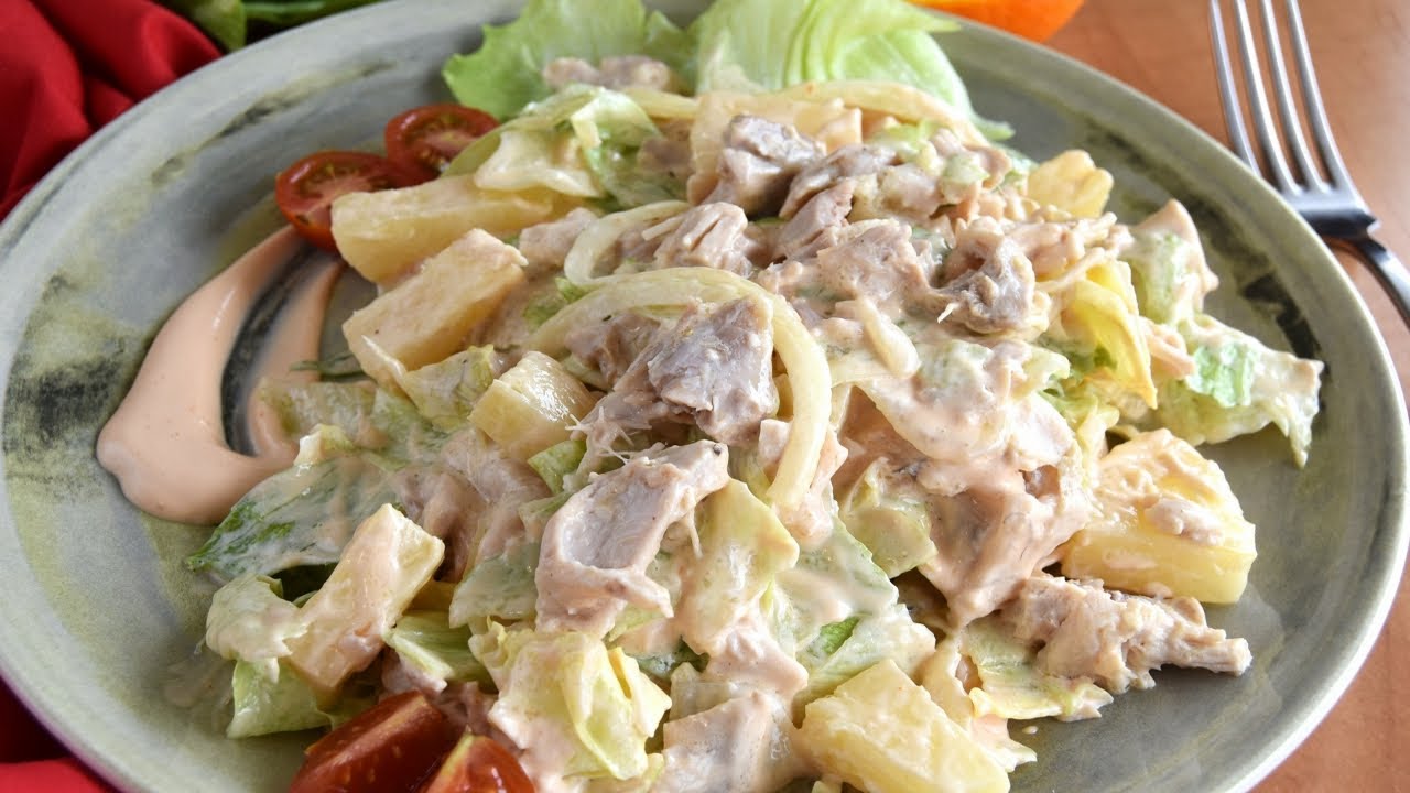 ensalada de pollo y piña con salsa rosa