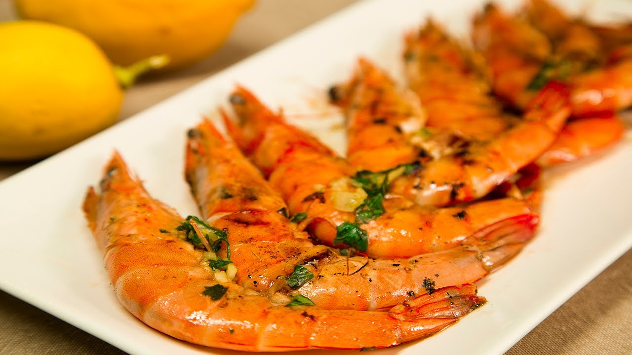 gambas al ajillo con brandy en sartén