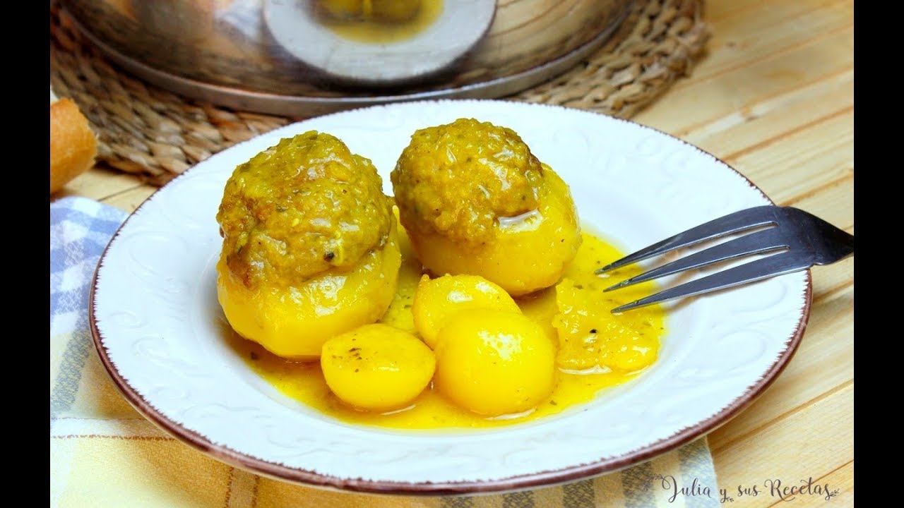 patatas rellenas de carne picada en salsa