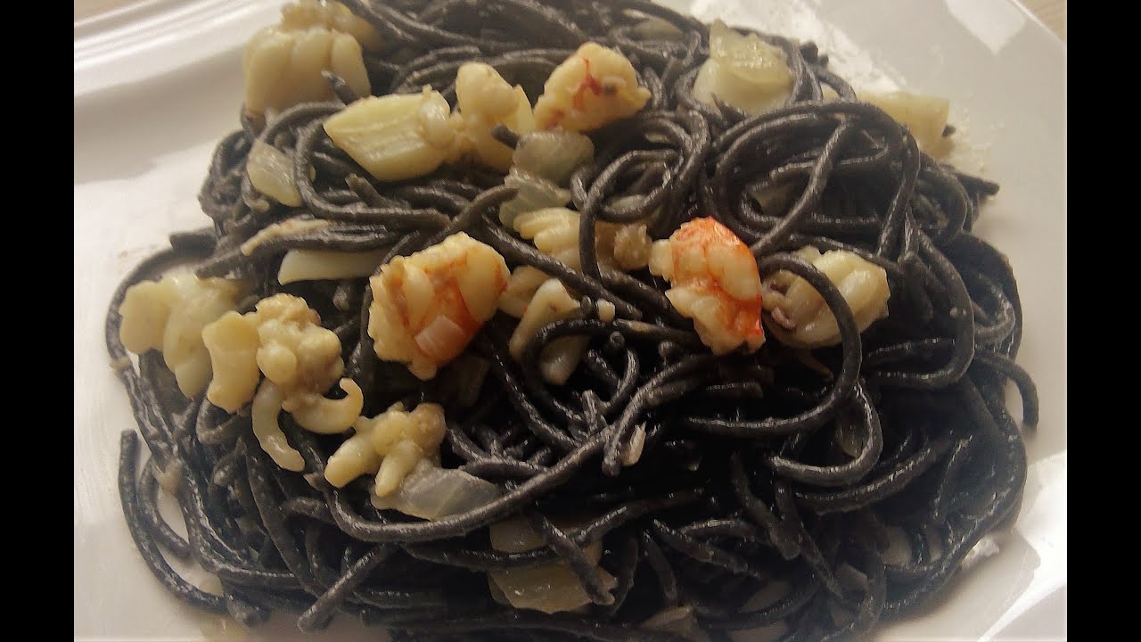 spaghetti negro con sepia y gambas