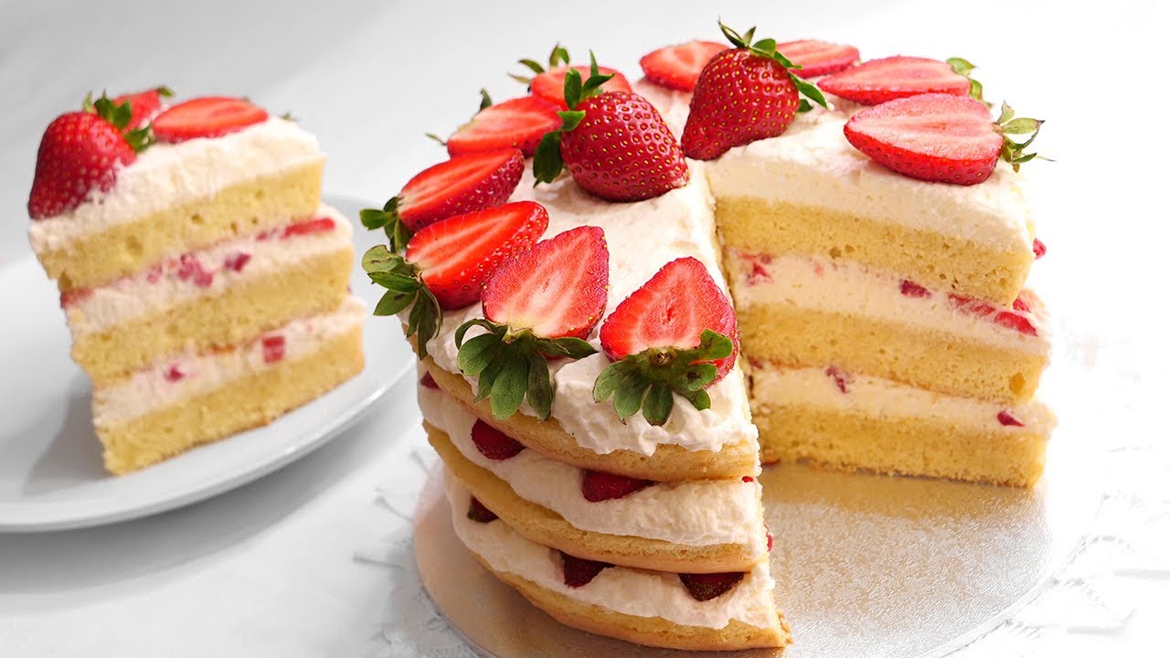 tarta de fresas y nata con bizcocho comprado