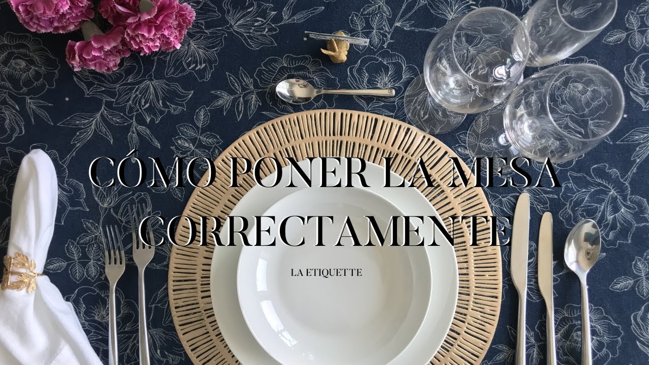 a que lado se pone la servilleta en la mesa