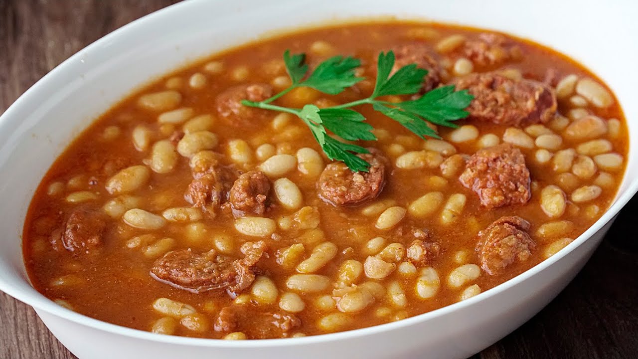 alubias blancas con chorizo y morcilla en olla tradicional