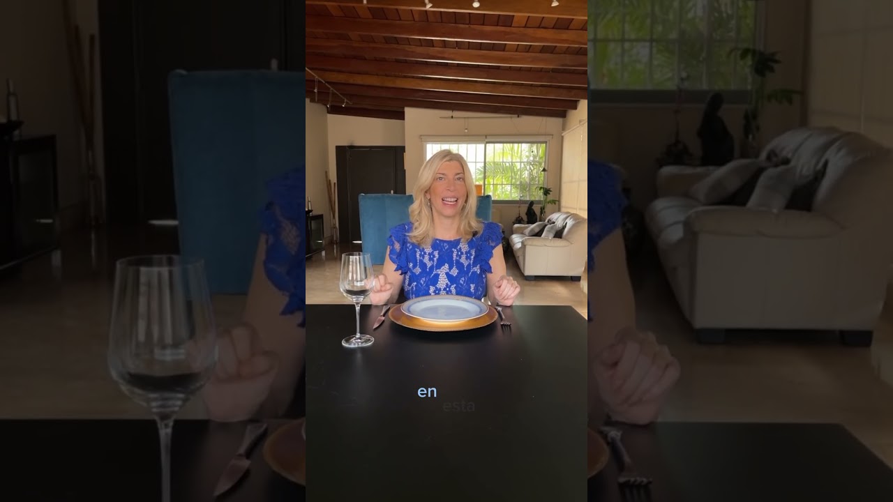 de que lado del plato va la servilleta